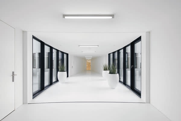 Lichtlösung: Leuchtendes Denkmal: Leica Camera AG zeigt sich im Zumtobel-Licht Lichtlösung: Leuchtendes Denkmal: Leica Camera AG zeigt sich im Zumtobel-Licht