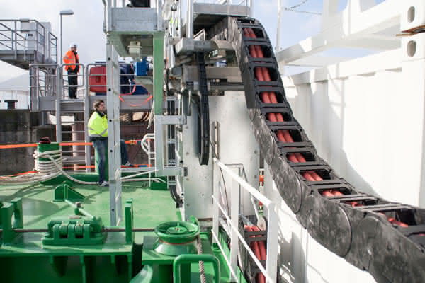 Ankoppelsystem von igus Schadstoffreduzierung: Kreuzfahrtschiffe mit Energie versorgen