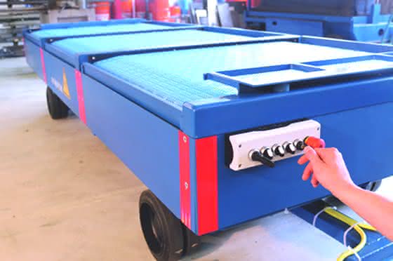 Halbautomatische Transportlösung für Schwergutpaletten: Hydraulik bewegt die Batterien
