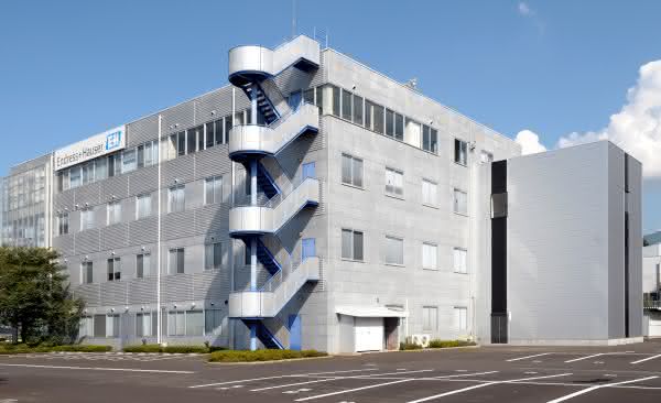 Endress+Hauser Standort Yamanashi Messstrecke zur Kalibration von Tankstandmessgeräten: Endress+Hauser investiert in Japan