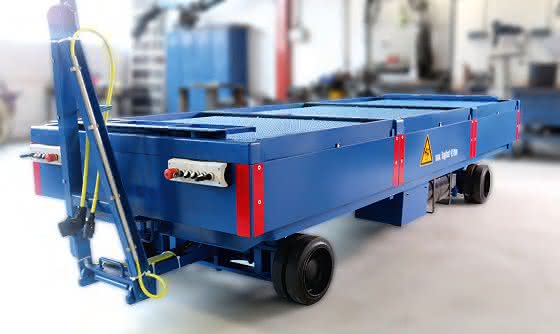 Halbautomatische Transportlösung für Schwergutpaletten: Hydraulik bewegt die Batterien