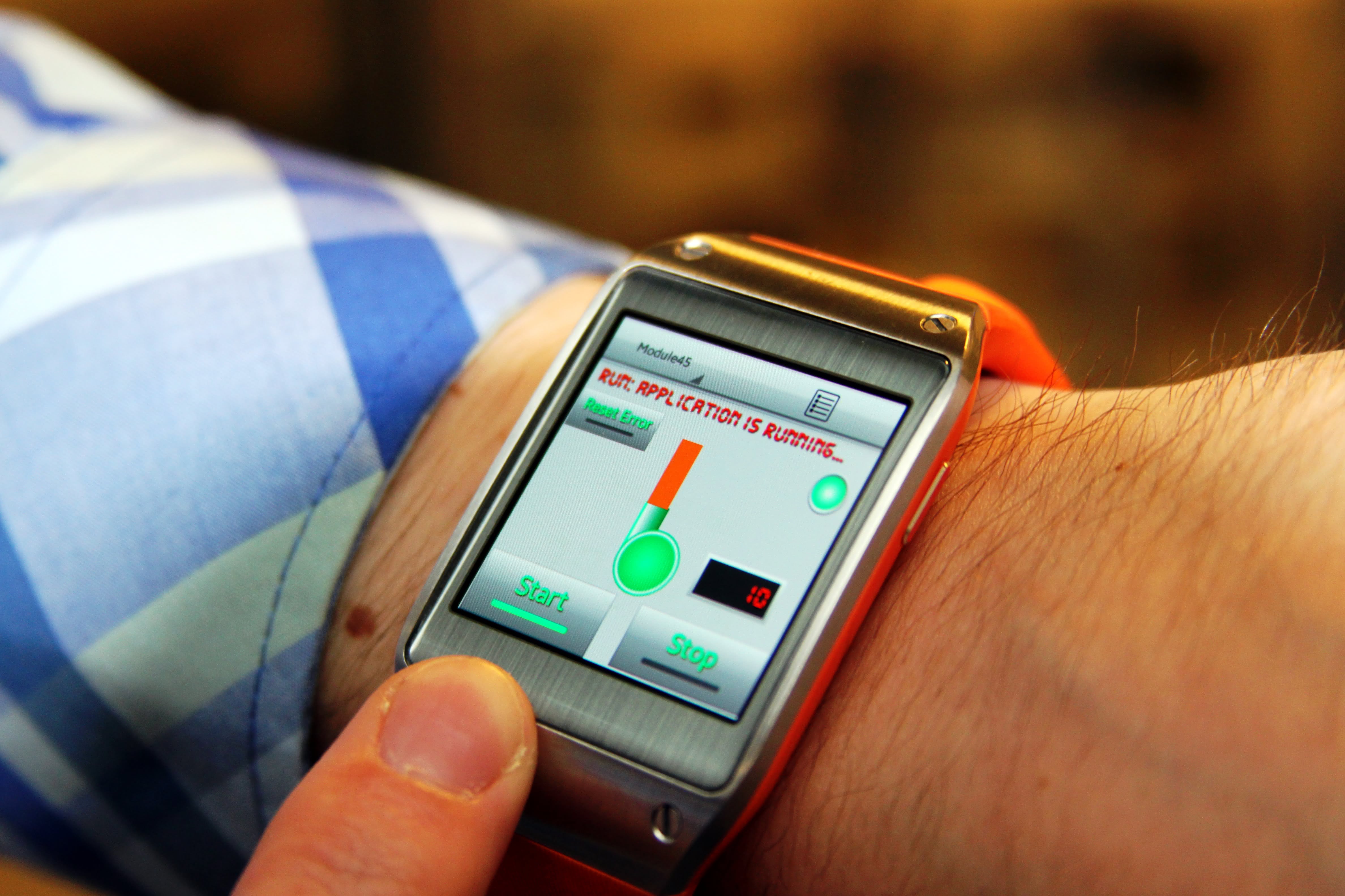 Smartwatch mit industrieller Anwendung: Der Kontrolleur am Handgelenk Smartwatch mit industrieller Anwendung: Der Kontrolleur am Handgelenk