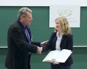 Katharina Röttger nimmt den Albert Weller-Preis von Axel Griesbeck
