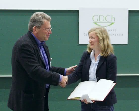 Katharina Röttger nimmt den Albert Weller-Preis von Axel Griesbeck
