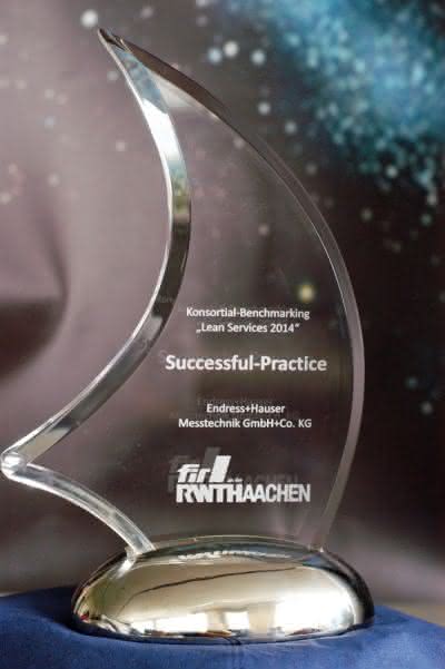 Trophäe Vertrieb erhält Preis im Konsortial-Benchmarking "Lean Services": Endress+Hauser unter Deutschlands besten Dienstleistern
