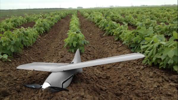 Drohne im Feld Entwicklung, Elektrotechnik, Software und CAD-Konstruktion vernetzt: PTC Creo beschleunigt Entwicklungszeit von Drohnen