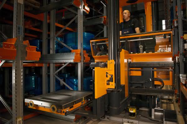 MX-X Schmalgangstapler Systemlösung aus einer Hand: Still realisiert Shuttle-Schmalganglager