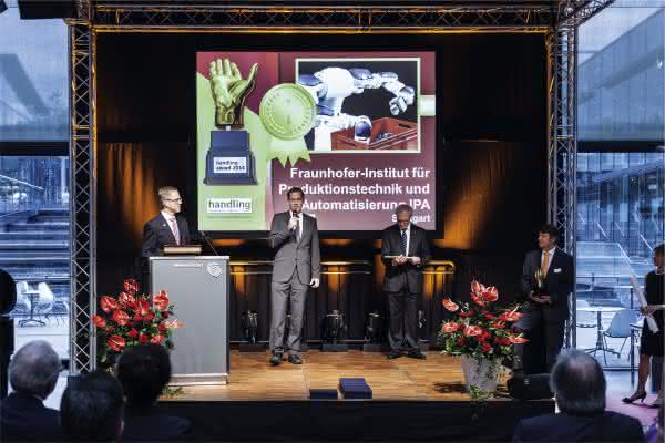 Preisverleihung Zweiarm-Roboter vereinzelt Bauteile in Rekordzeit: Fraunhofer IPA gewinnt handling award