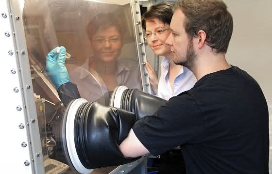 Neues organisches Halbleiter-Material aus Kiel: Organisches Zinn in Polymeren steigert ihre Lichtabsorption