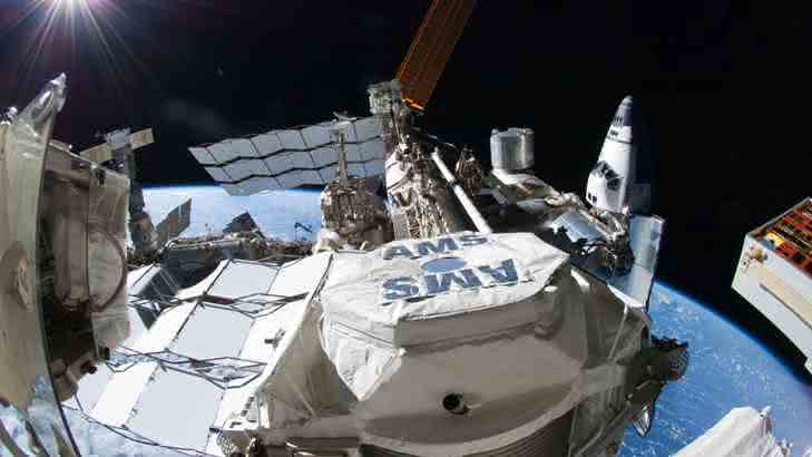 Detektor AMS (Alpha-Magnet-Spektrometer) auf der Internationalen Raumstation ISS Detektor AMS (Alpha-Magnet-Spektrometer) auf der Internationalen Raumstation ISS