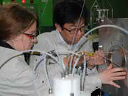 Dr. Julia Even vom Helmholtz-Institut Mainz und Dr. Hiromitsu Haba von RIKEN, Wako, Japan