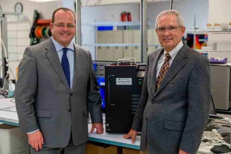 Dr. Gunther Wobser, Geschäftsführender Gesellschafter von LAUDA und Peter Adams, Geschäftsführer des Spezialisten für thermoelektrische Temperierung