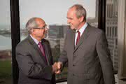 Rakesh Sachdev, President und CEO von Sigma-Aldrich, und Karl-Ludwig Kley, Vorsitzender der Merck-Geschäftsleitung
