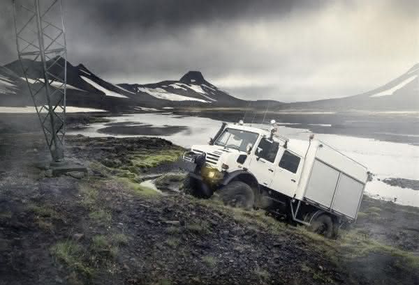 Unimog U 4000 auf der Fahrt zu den Stromtrassen Mercedes Benz überzeugte den Stromversorger: Der Unimog beweist sich im isländischen Hochland