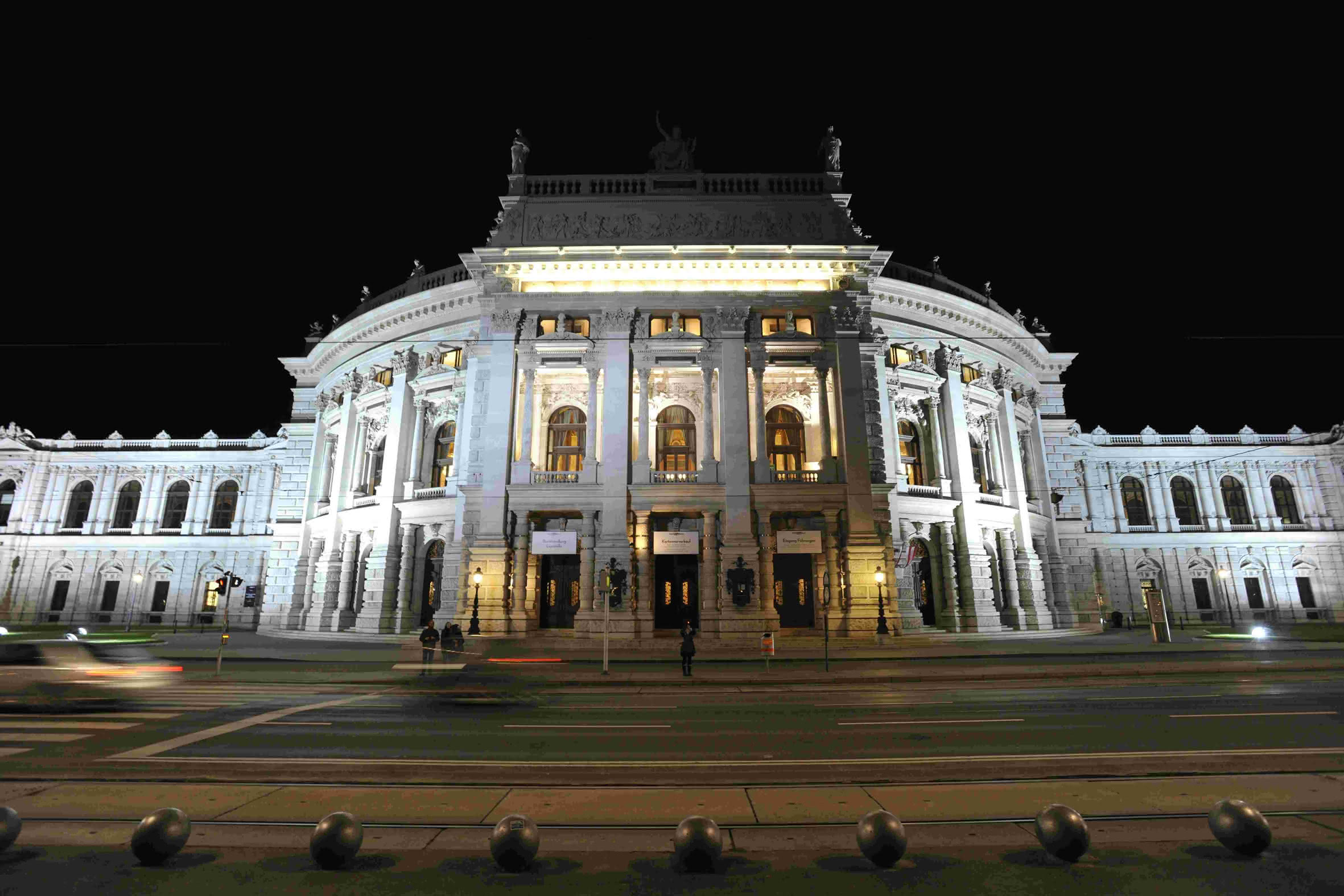 Bosch Rexroth installierte Bühnenleitsteuerung: Burgtheater mit Technik-Premiere Bosch Rexroth installierte Bühnenleitsteuerung: Burgtheater mit Technik-Premiere