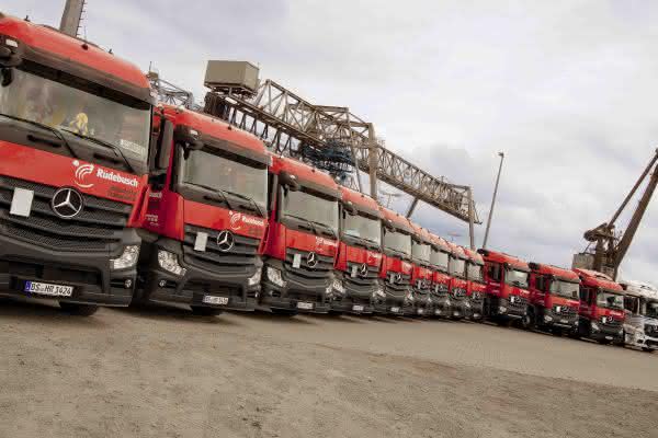 Die Mercedes-Benz Flotte von Rüdebusch Moderne Fahrzeugtechnik soll die Umwelt schonen: Rüdebusch begrüßt 550. Actros