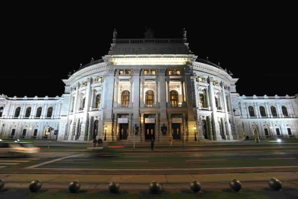 Neue Technik fürs Burgtheater Wien: Bosch Rexroth installiert neue Bühnenleitsteuerung