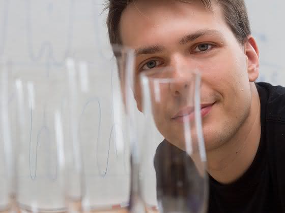 Materialeigenschaften blitzschnell  ändern: Laserpuls macht Glas zum Metall
