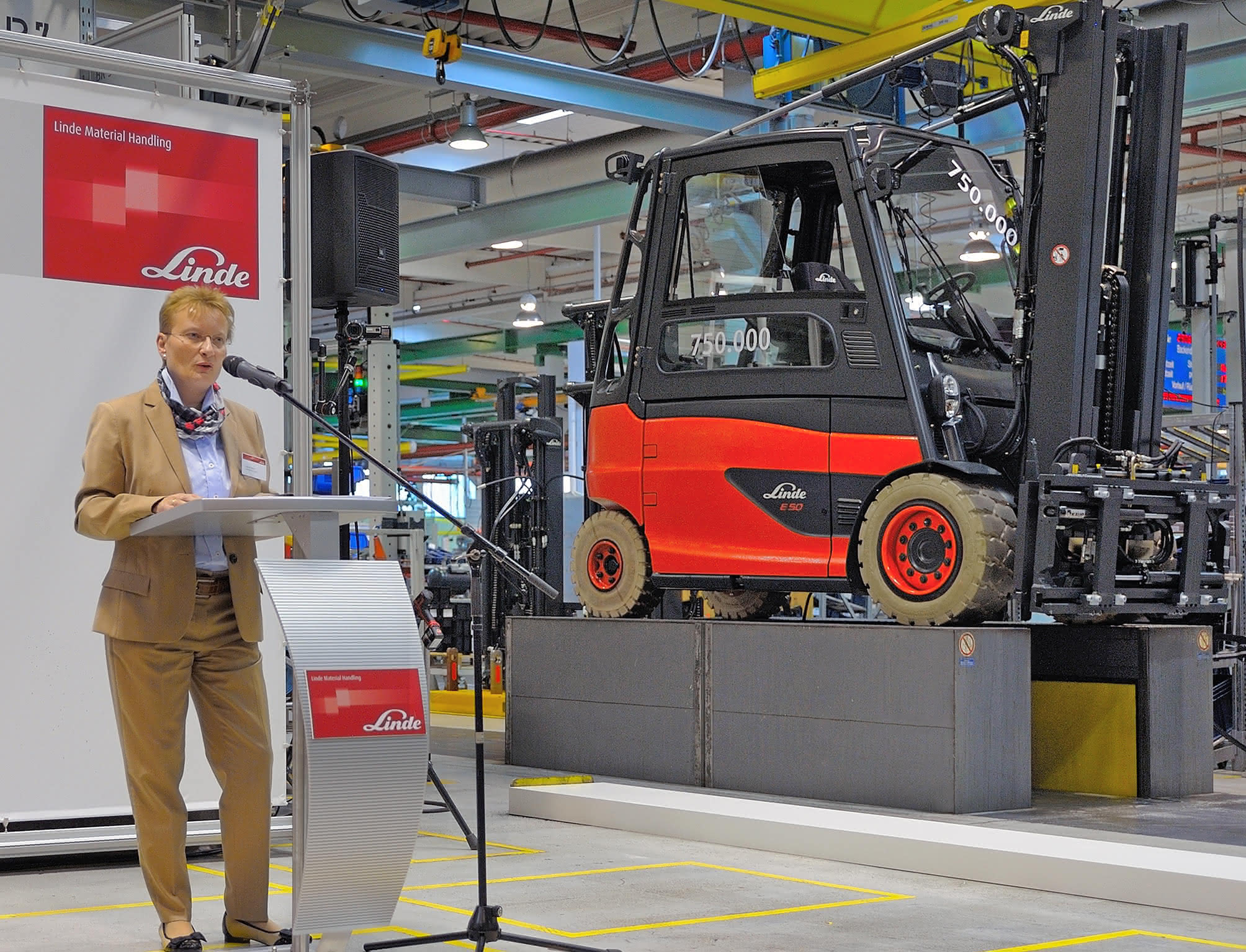Linde MH feiert Stapler Nr. 750.000:: Der Jubilar geht an BMW Linde MH feiert Stapler Nr. 750.000:: Der Jubilar geht an BMW