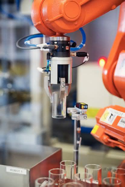 Roboter: Feinfühlig wie ein Glasbläser Roboter: Feinfühlig wie ein Glasbläser