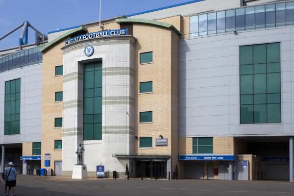 Neue Stadionbeleuchtung an der Londoner Stamford Bridge: FC Chelsea rüstet auf LED-Flutlicht um Neue Stadionbeleuchtung an der Londoner Stamford Bridge: FC Chelsea rüstet auf LED-Flutlicht um