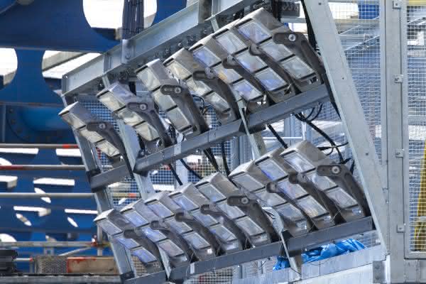 Neue Stadionbeleuchtung an der Londoner Stamford Bridge: FC Chelsea rüstet auf LED-Flutlicht um Neue Stadionbeleuchtung an der Londoner Stamford Bridge: FC Chelsea rüstet auf LED-Flutlicht um