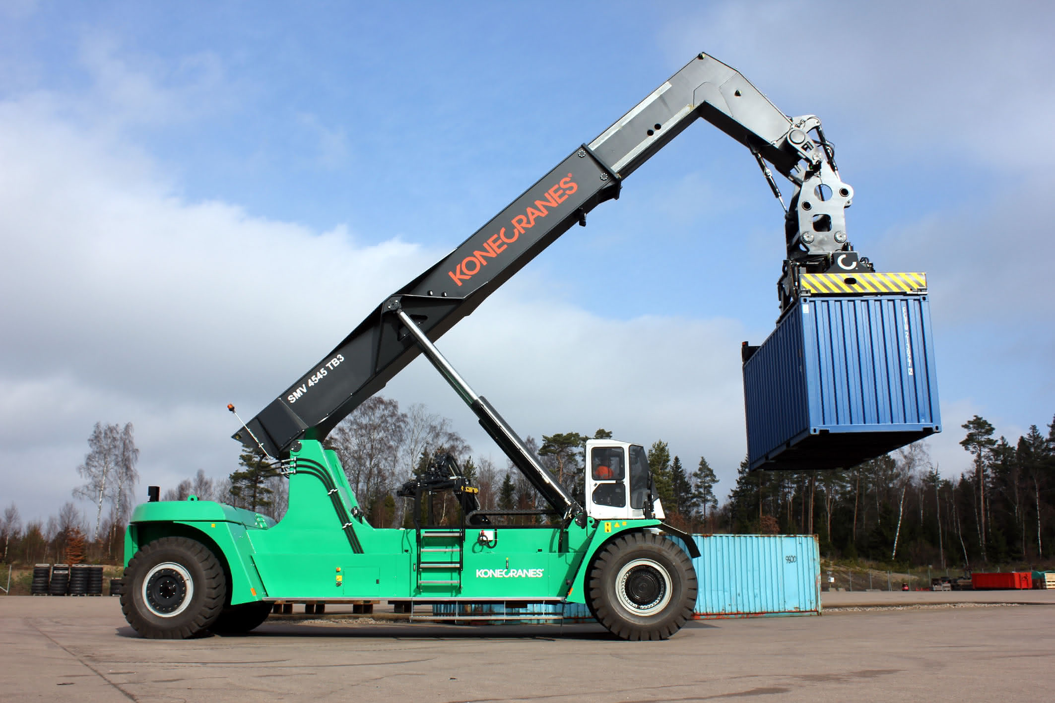 Reachstacker für DUK: Kraft bis in die dritte Reihe Reachstacker für DUK: Kraft bis in die dritte Reihe