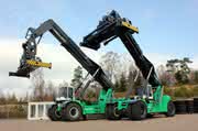 Reachstacker für DUK: Kraft bis in die dritte Reihe Reachstacker für DUK: Kraft bis in die dritte Reihe