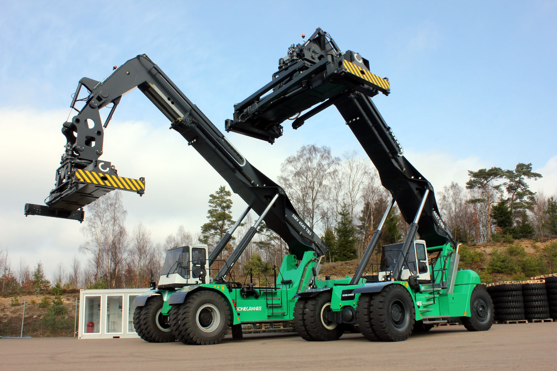 Reachstacker für DUK: Kraft bis in die dritte Reihe