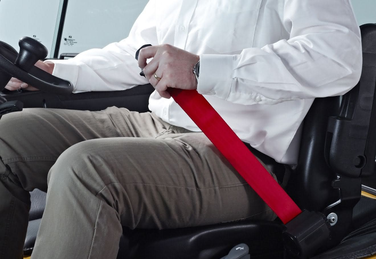 Sitzgurte in Signalfarbe: Staplerfahrerer - bitte anschnallen!