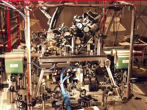 Licht schaltet Licht jetzt noch wirkungsvoller: Optischer Transistor verstärkt das Signal eines Photons um den Faktor 20