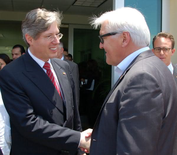 Erfolgreich mit deutschem Ausbildungssystem: Steinmeier besucht Schaeffler Mexiko Erfolgreich mit deutschem Ausbildungssystem: Steinmeier besucht Schaeffler Mexiko