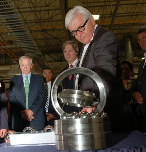 Erfolgreich mit deutschem Ausbildungssystem: Steinmeier besucht Schaeffler Mexiko Erfolgreich mit deutschem Ausbildungssystem: Steinmeier besucht Schaeffler Mexiko