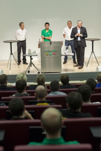 "Meet and Greet" bei Schaeffler: DTM-Champion Mike Rockenfeller begeistert Nachwuchsingenieure "Meet and Greet" bei Schaeffler: DTM-Champion Mike Rockenfeller begeistert Nachwuchsingenieure