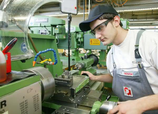 Bewerbungsstart für Ausbildungsjahr 2015: Bosch sucht mehr als 1.300 Auszubildende Bewerbungsstart für Ausbildungsjahr 2015: Bosch sucht mehr als 1.300 Auszubildende