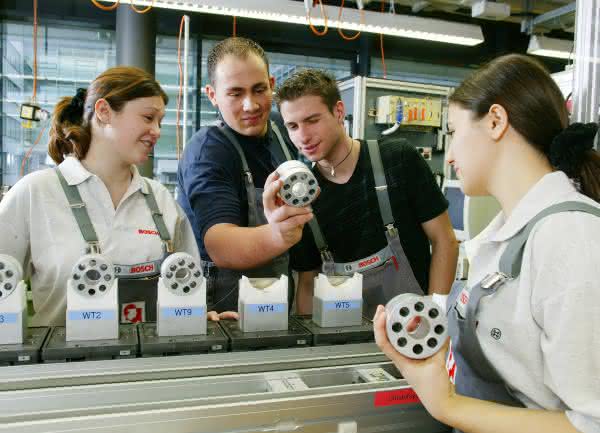 Bewerbungsstart für Ausbildungsjahr 2015: Bosch sucht mehr als 1.300 Auszubildende Bewerbungsstart für Ausbildungsjahr 2015: Bosch sucht mehr als 1.300 Auszubildende