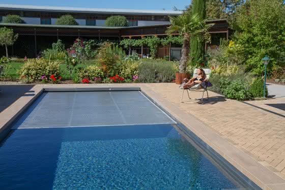 Antrieb für Poolabdeckungen:: Die Idylle nicht gestört Antrieb für Poolabdeckungen:: Die Idylle nicht gestört