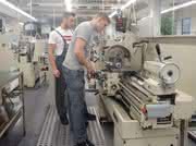 Initiative gegen Jugendarbeitslosigkeit: Bosch Rexroth bildet zwölf spanische Jugendliche aus