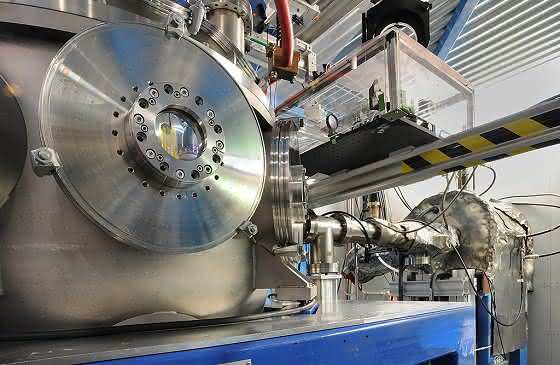 Kraftvolles Duo: Mit Laser erzeugter Ionenstrahl in Beschleunigerstruktur eingekoppelt