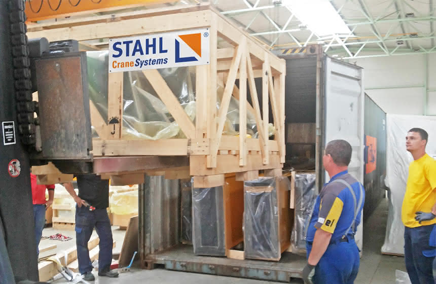 Stahl vereinfacht Verschiffung: Kran aus der Kiste