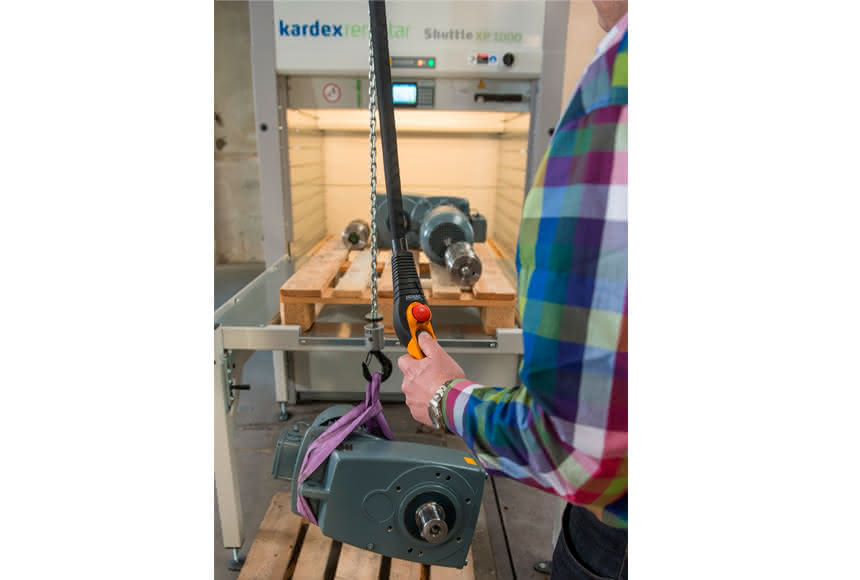 Kardex Remstar erleichtert Schwerguteinlagerung:: Kran am Lift Kardex Remstar erleichtert Schwerguteinlagerung:: Kran am Lift