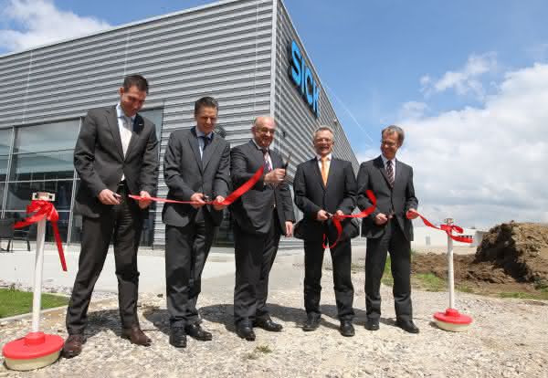 Investition in umweltfreundliche Produktion: Sick Stegmann weiht neues Produktionsgebäude ein Investition in umweltfreundliche Produktion: Sick Stegmann weiht neues Produktionsgebäude ein