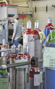 Zertifizierte Kalibriergase für Prozessgaschromatographen: Gängige Kalibriergasgemische ab Lager verfügbar