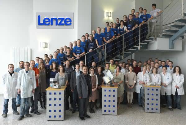 Logistikdrehscheibe feiert Geburtstag: Zehn Jahre Lenze-Logistikzentrum in Ruitz Logistikdrehscheibe feiert Geburtstag: Zehn Jahre Lenze-Logistikzentrum in Ruitz