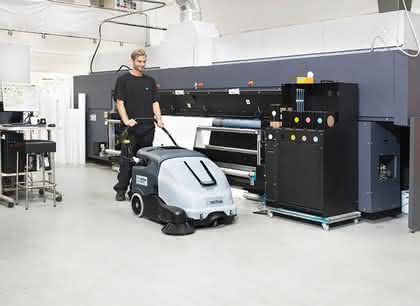 Kehrmaschine: Wendiger Mitgänger Kehrmaschine: Wendiger Mitgänger