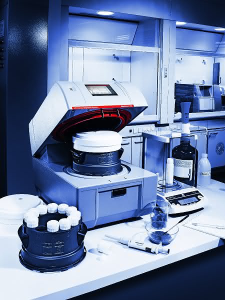 Kompaktes, schnelles System: Mikrowellenaufschluss Kompaktes, schnelles System: Mikrowellenaufschluss
