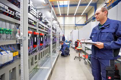 Automatisierung im Schaltanlagenbau ist mehr als eine Option: Klemmenbestückung automatisieren
