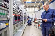 Automatisierung im Schaltanlagenbau ist mehr als eine Option: Klemmenbestückung automatisieren