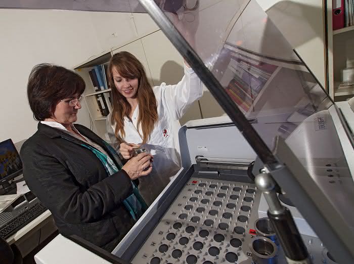 Röntgenfluoreszenzanalysegerät als Schenkung: SCHOTT unterstützt das OSIM