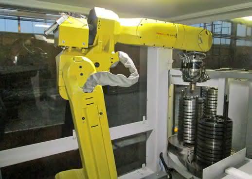 Automatisierte Getriebeteilfertigung mit Roboter: Zelle mit Selbstabholung